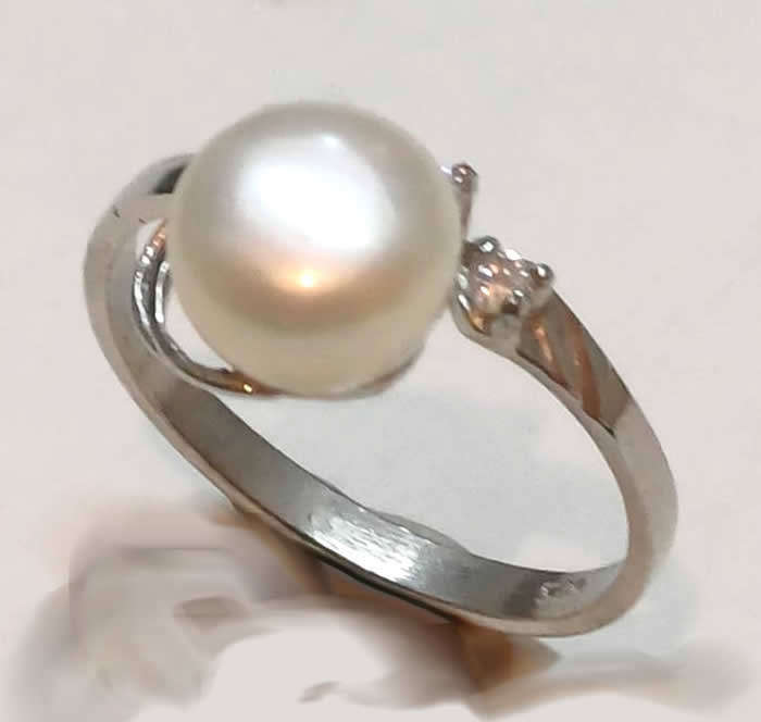 Solid Sterling Silver Ring with Natural Pearl.