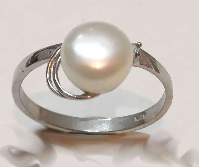 Solid Sterling Silver Ring with Natural Pearl.