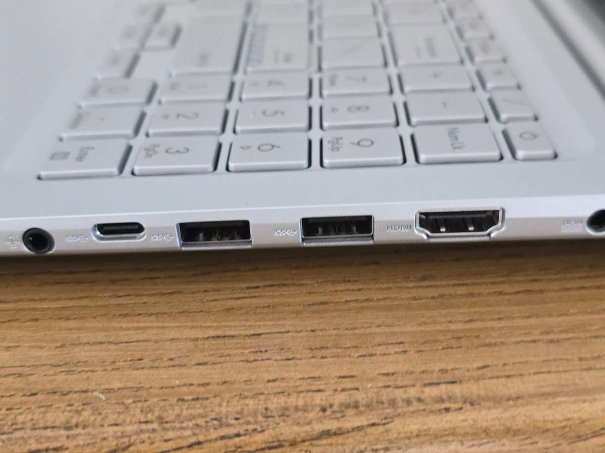 Asus Vivobook 15X OLED M1503