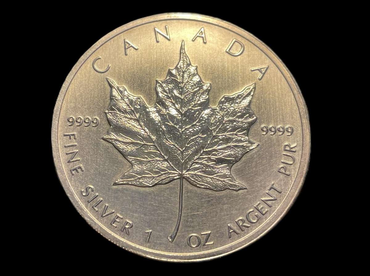 Uncirculated 2011 silver 1 oz Canadian "maple" 5 dollars coin - Current silver value is R648.71
