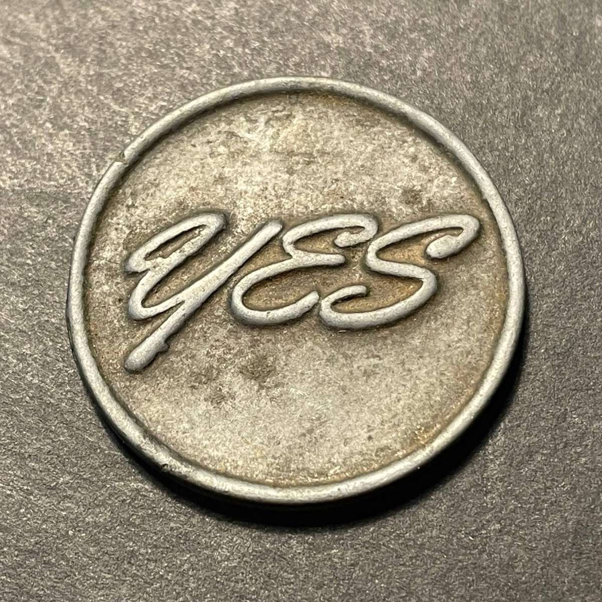 Vintage Yes or No decision maker token