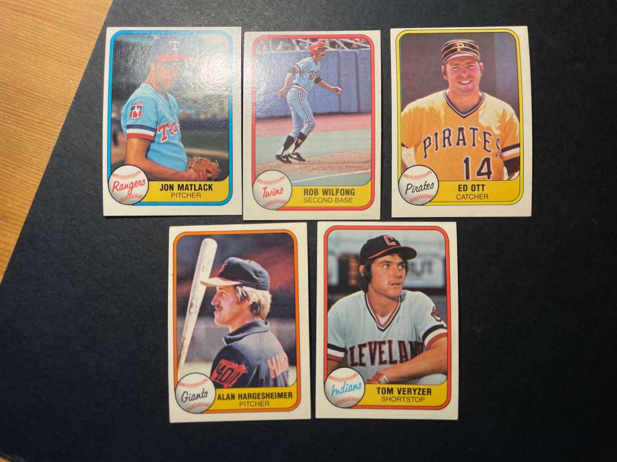 Lot of 5 vintage baseball cards - As per photos