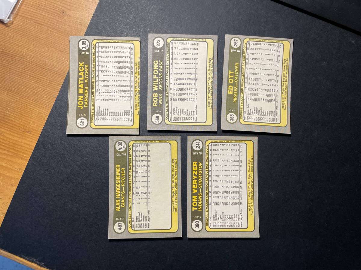 Lot of 5 vintage baseball cards - As per photos