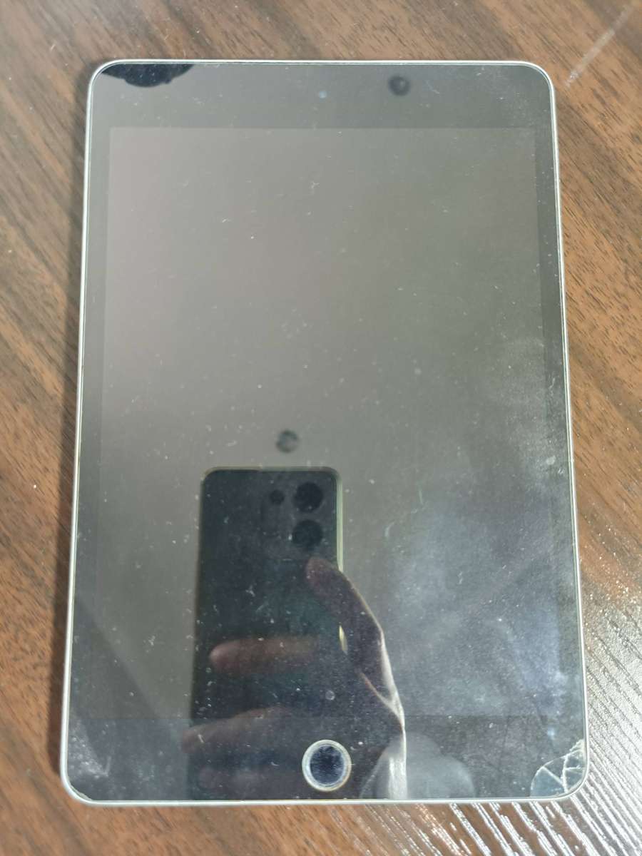 Apple iPad Mini 4  7.9" Retina Display | Wi-Fi | 32GB  A1538