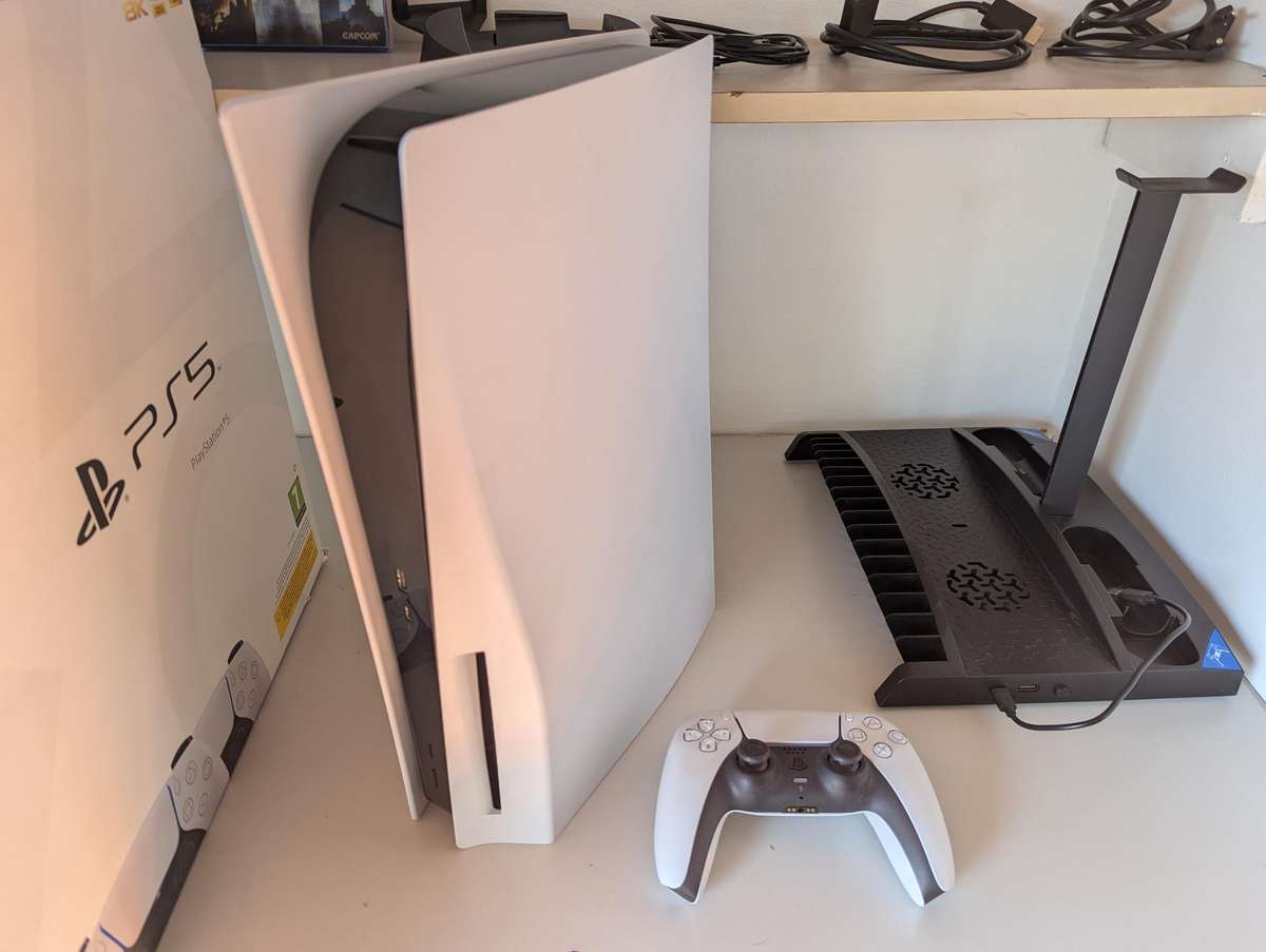 PS5 Standard Disc Edition with one PS5 DualSense controller + Dragon's Dogma PS5 game