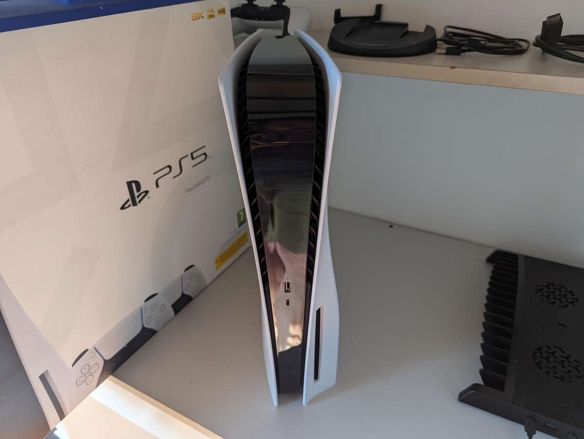 PS5 Standard Disc Edition with one PS5 DualSense controller + Dragon's Dogma PS5 game