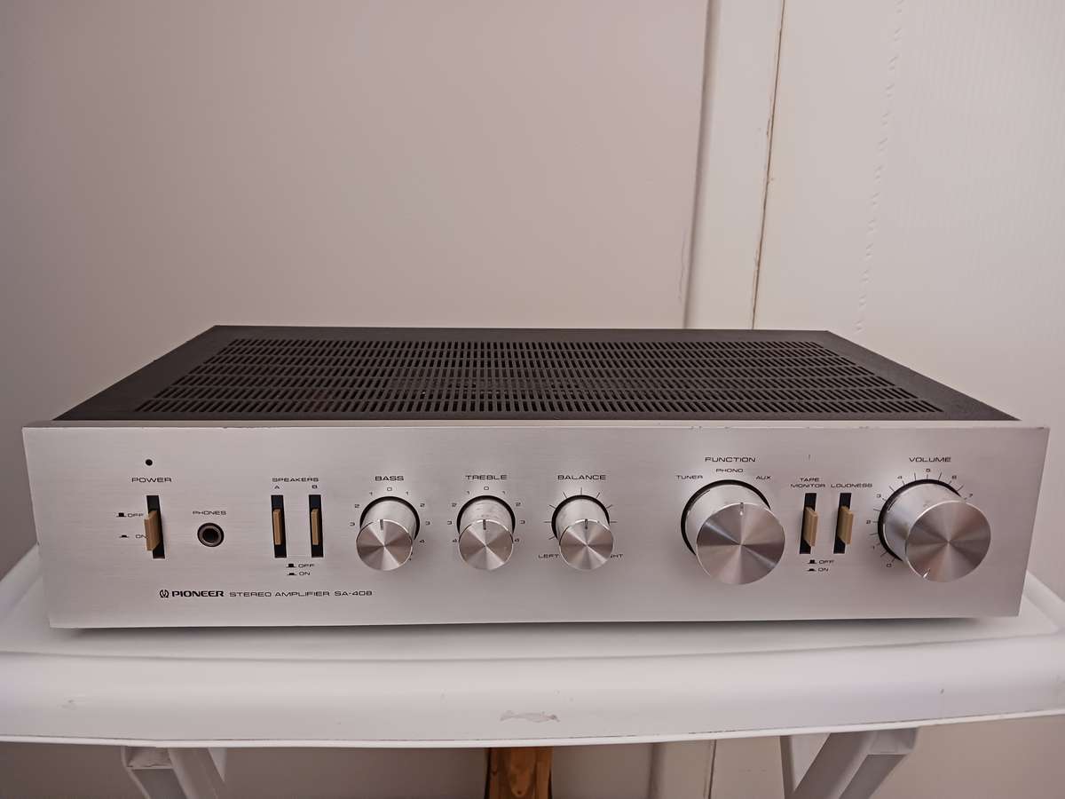 Pioneer Vintage Stereo Amplifier  SA 408   (20 watts per channel ) in good working order