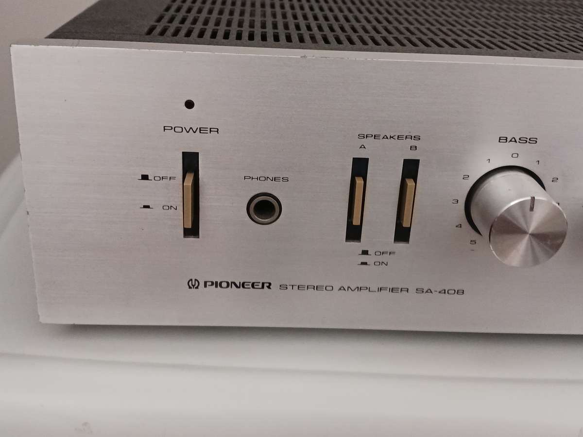 Pioneer Vintage Stereo Amplifier  SA 408   (20 watts per channel ) in good working order