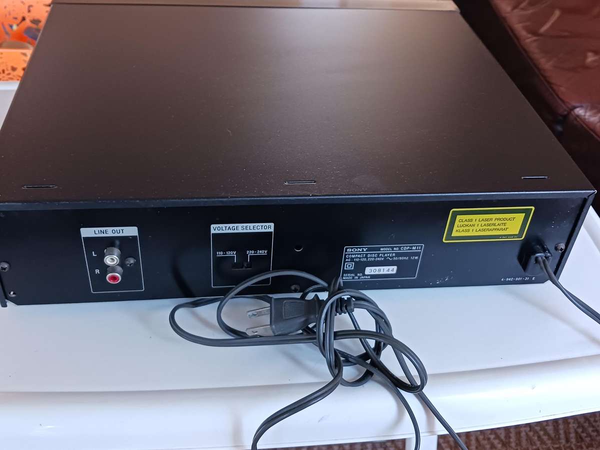Sony CD Player CDP M11    ( in a good working condition.)