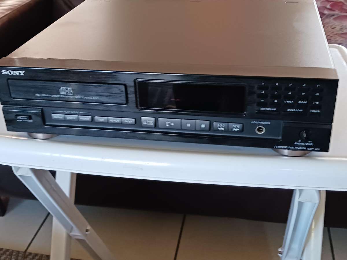 Sony CD Player CDP M11    ( in a good working condition.)