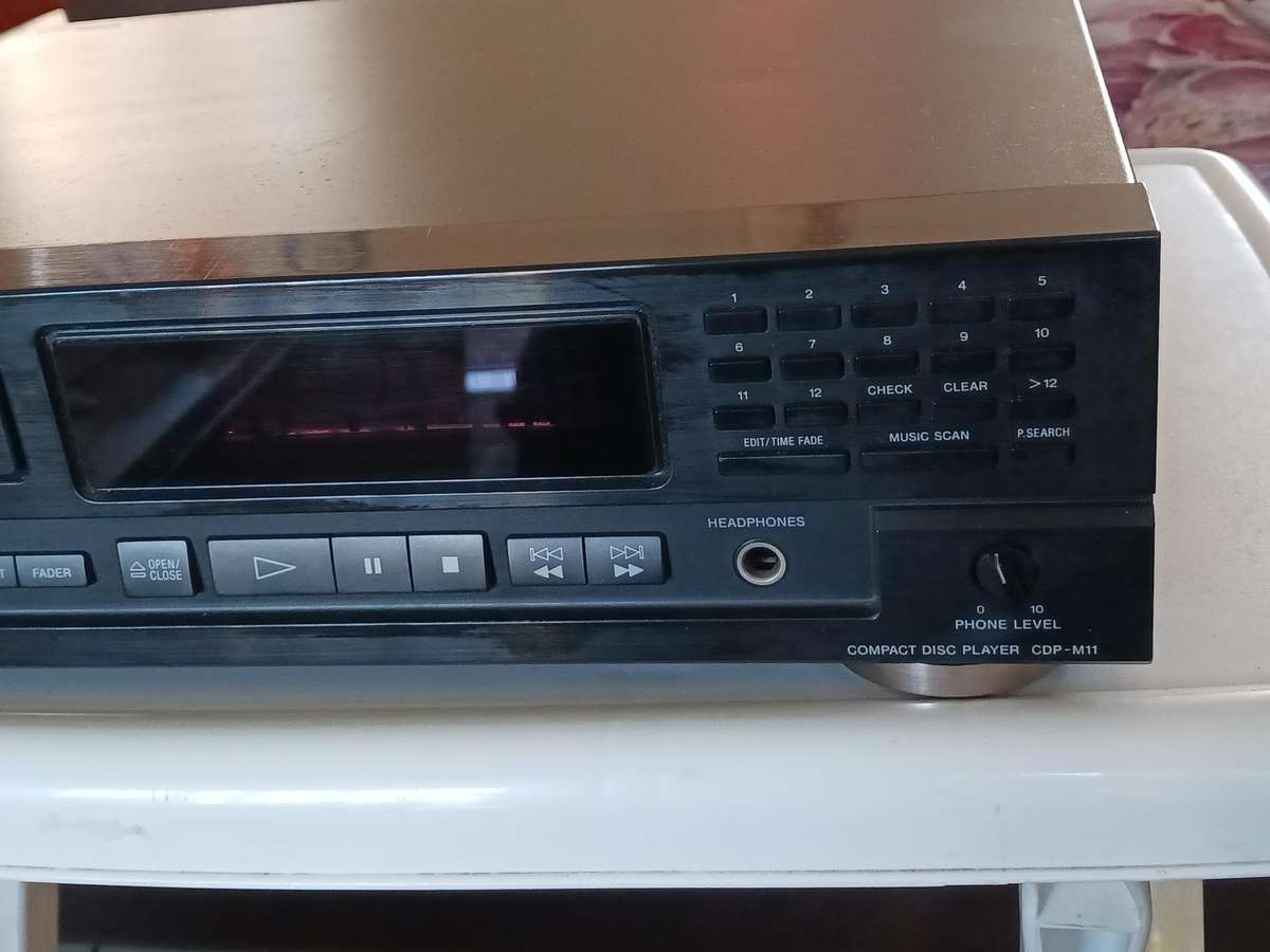 Sony CD Player CDP M11    ( in a good working condition.)