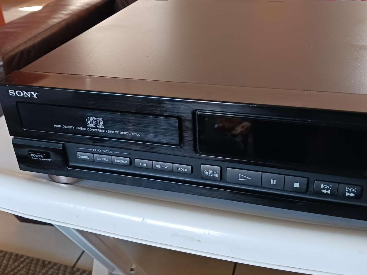 Sony CD Player CDP M11    ( in a good working condition.)