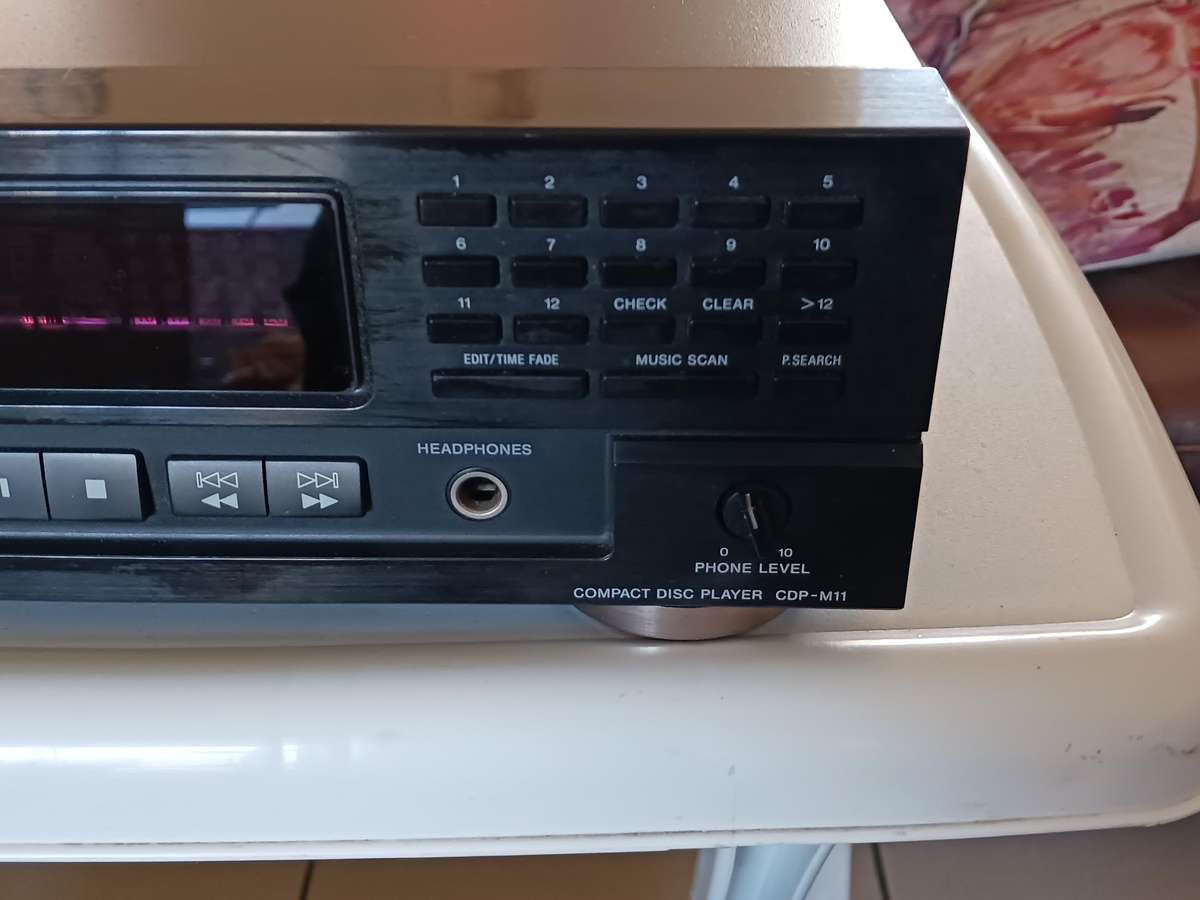 Sony CD Player CDP M11    ( in a good working condition.)