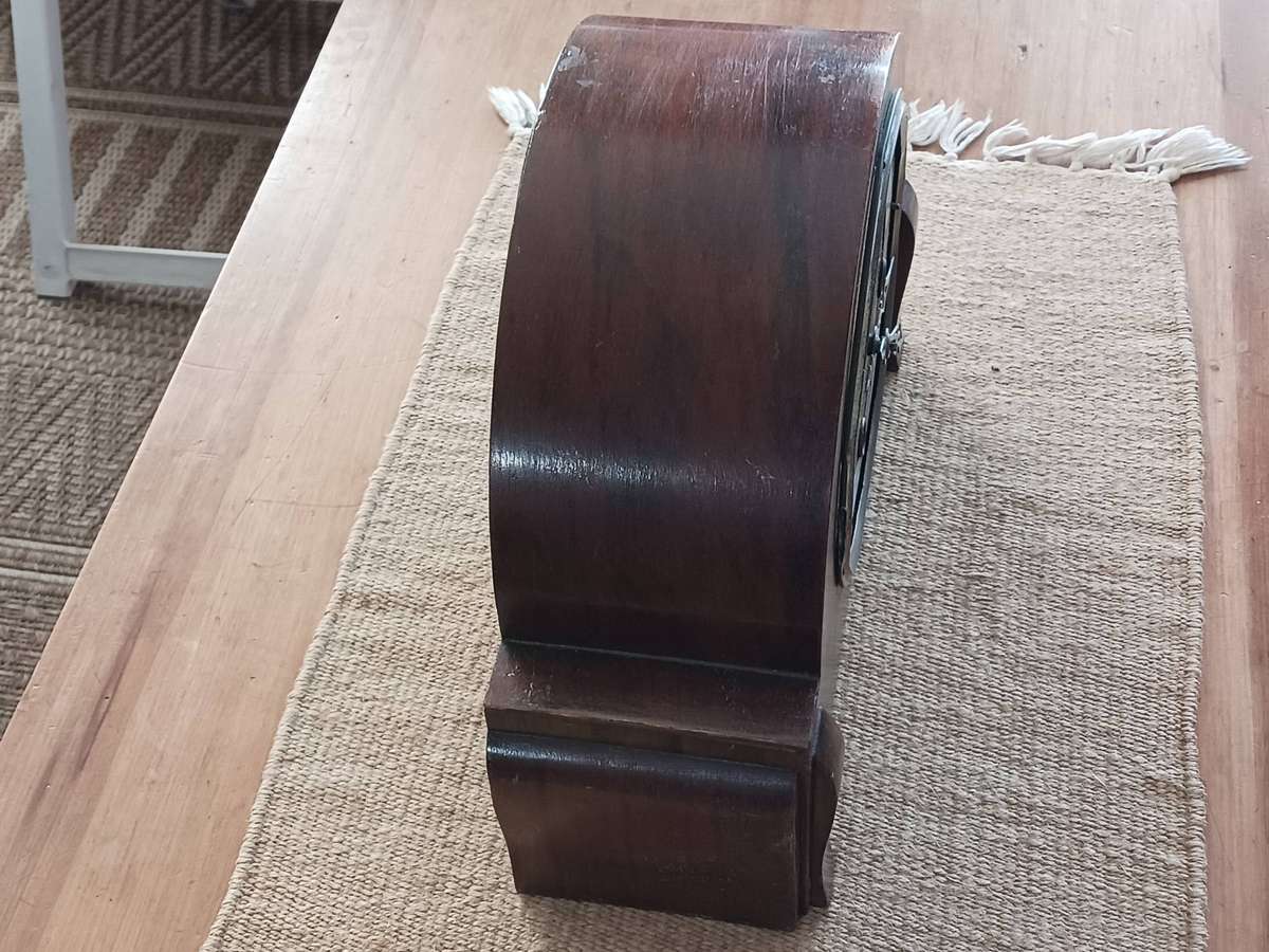 Mantel Piece Chiming Clock - chimes every 15 mins