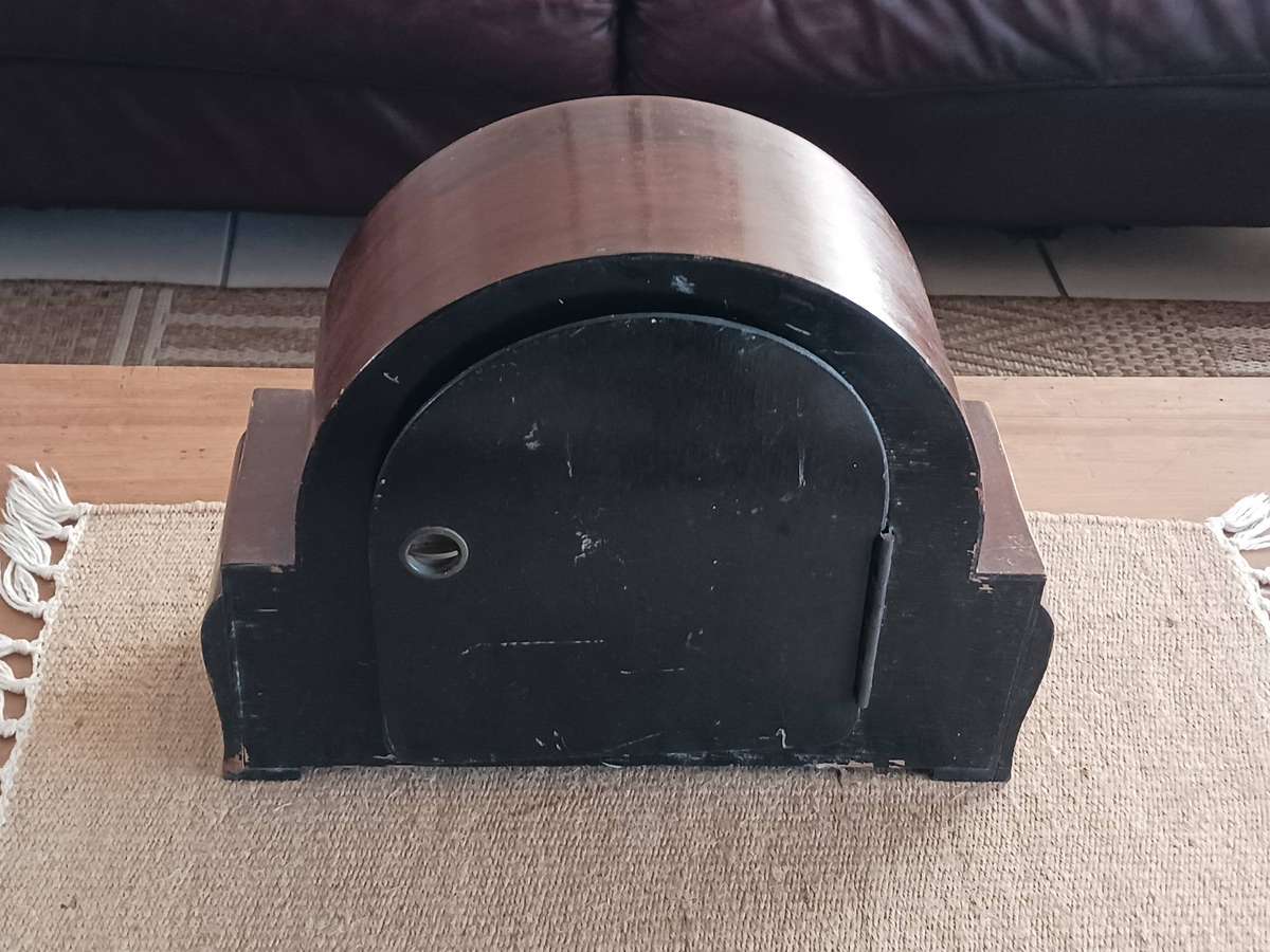 Mantel Piece Chiming Clock - chimes every 15 mins