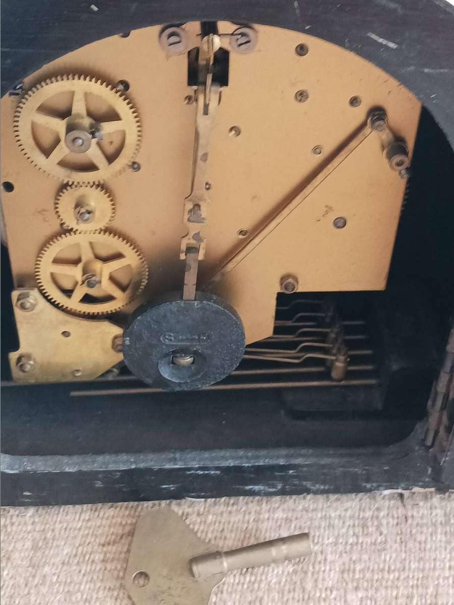 Mantel Piece Chiming Clock - chimes every 15 mins