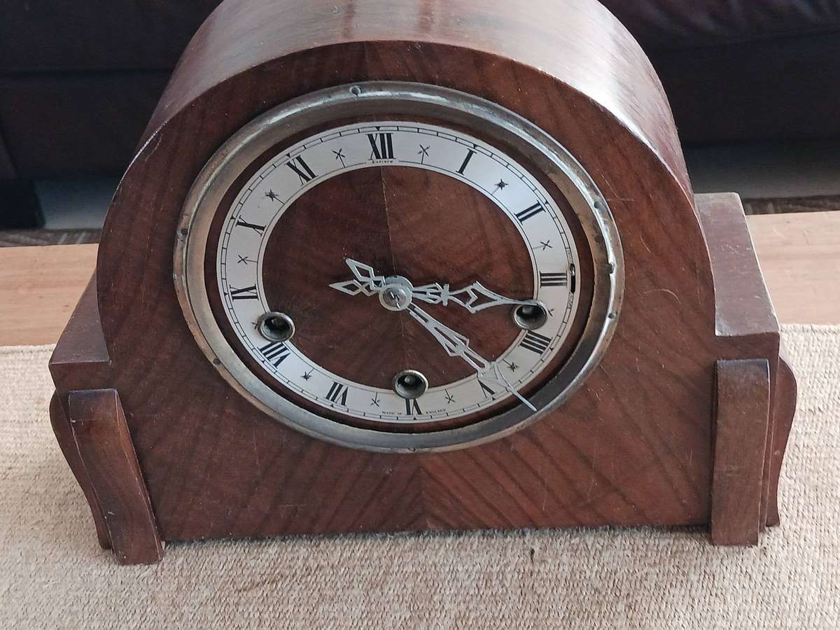 Mantel Piece Chiming Clock - chimes every 15 mins