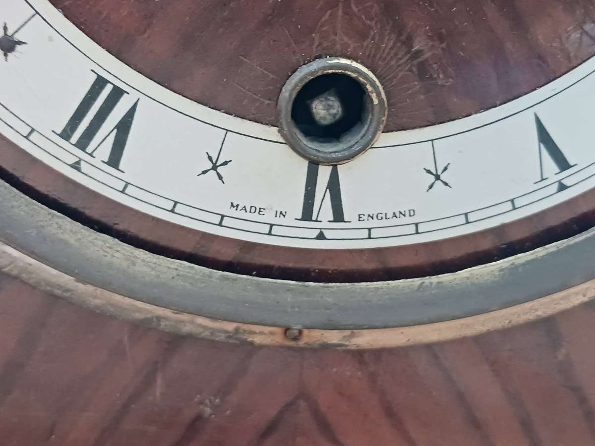 Mantel Piece Chiming Clock - chimes every 15 mins