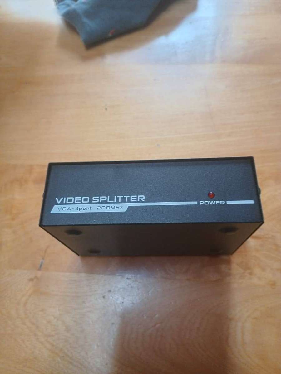 4-Port 200MHz VGA Splitter: