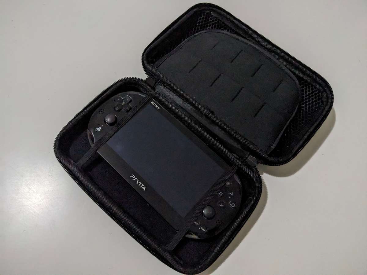 PlayStation Vita (2000 model)(With Case and Killzone Mercenary game)