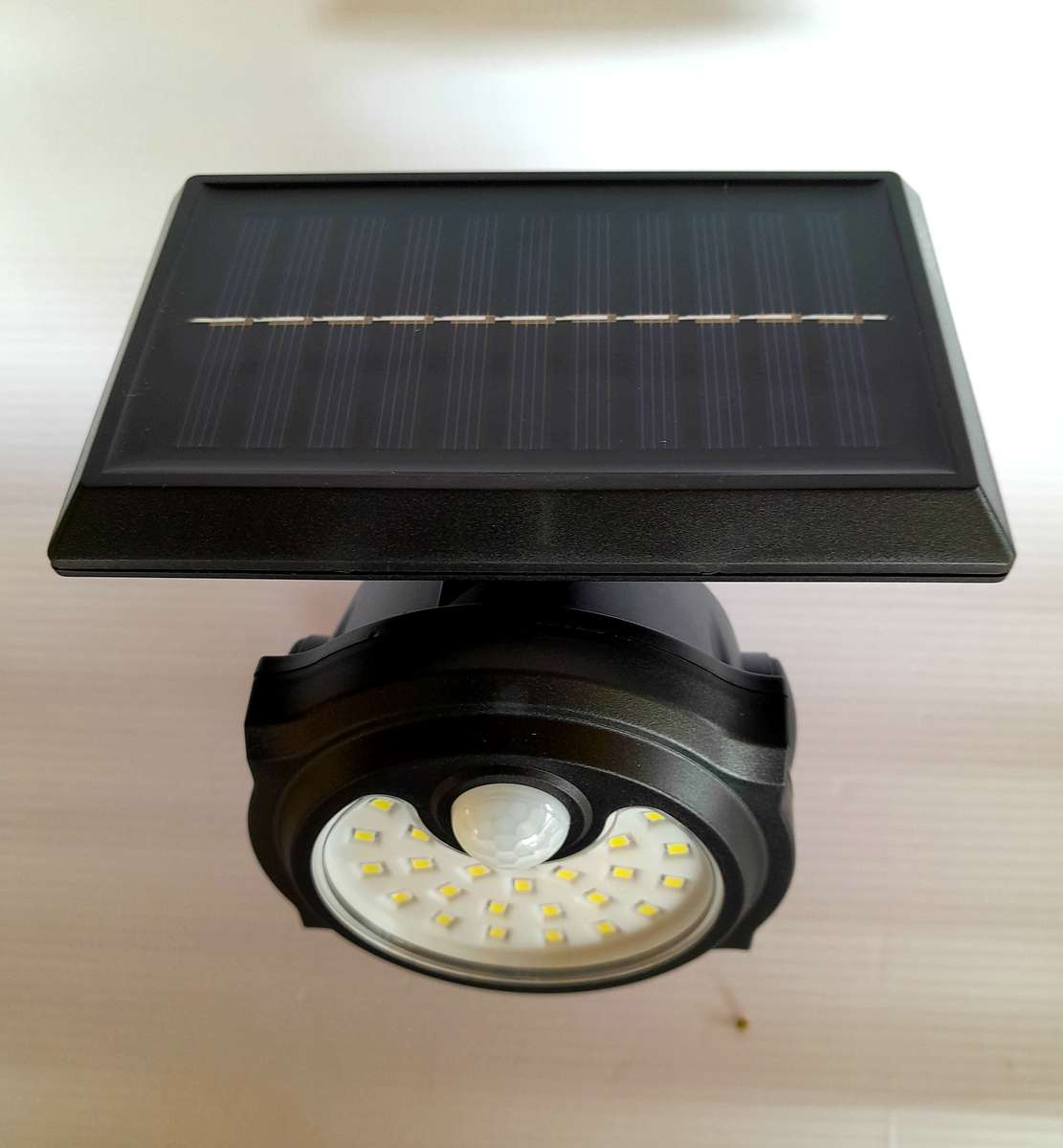 Foyu 42 COB LED Solar Wall light