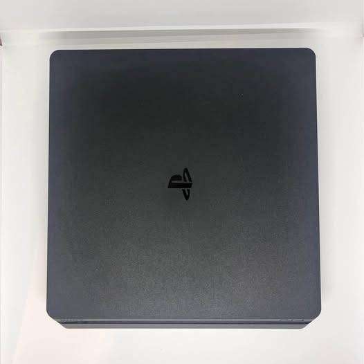 PS4 Slim console - 500GB - 2 DualShock controllers - 4 games