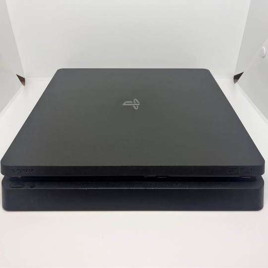 PS4 Slim console - 500GB - 2 DualShock controllers - 4 games
