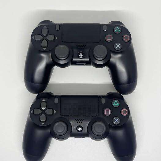 PS4 Slim console - 500GB - 2 DualShock controllers - 4 games