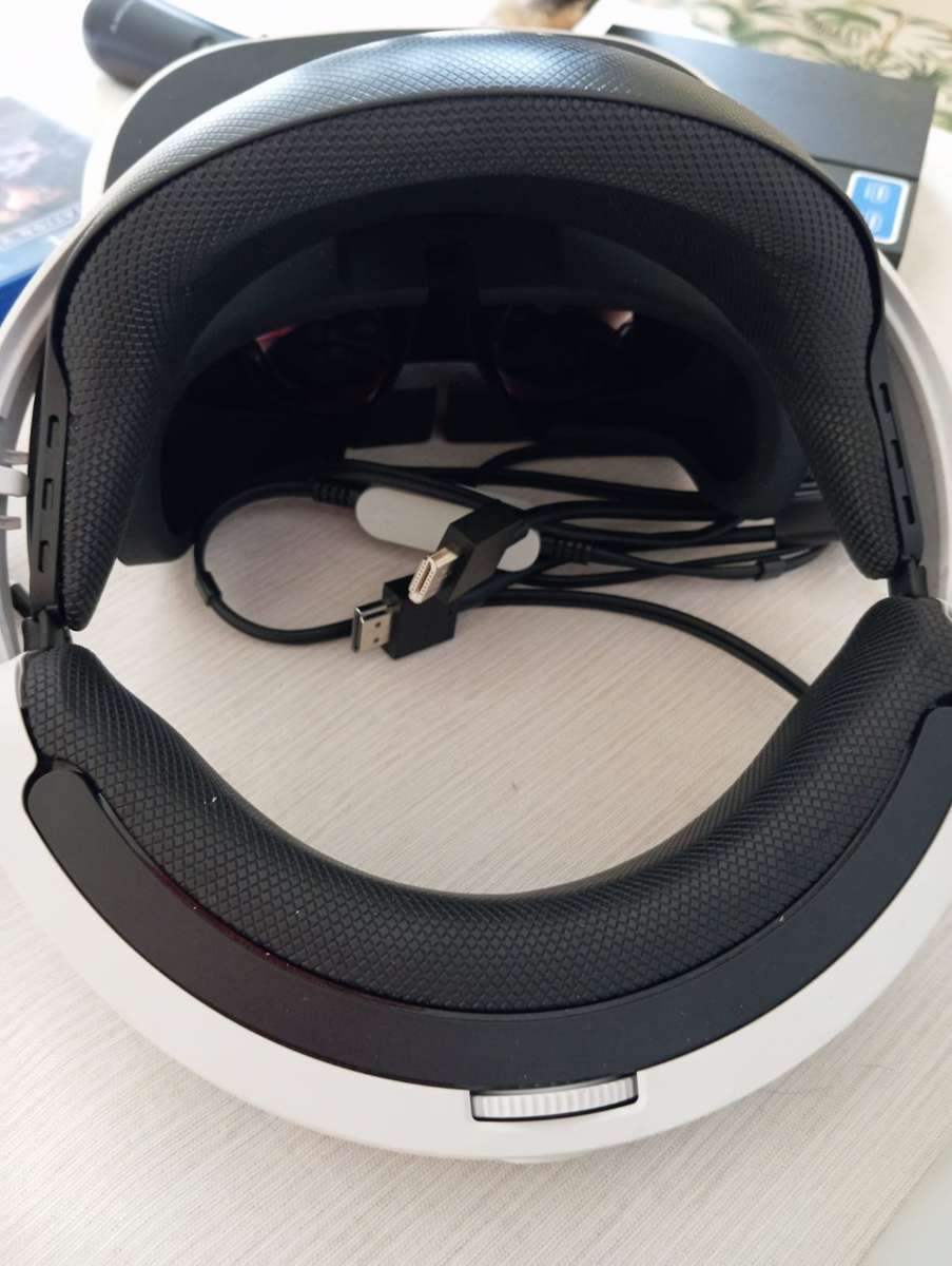 PSVR Headset + Playstation Move Controllers + Game complete Boxed