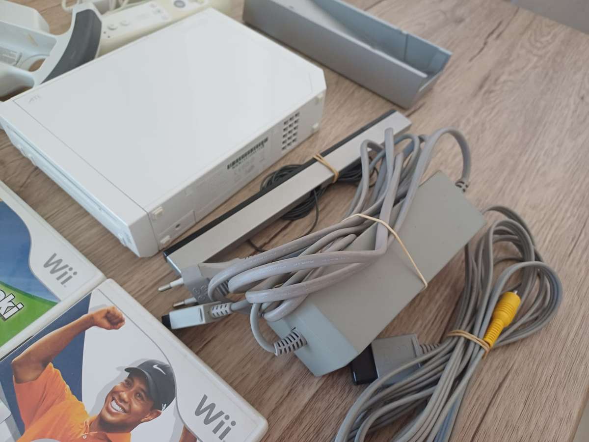 Wii complete system with 5 games + F1 steering wheel