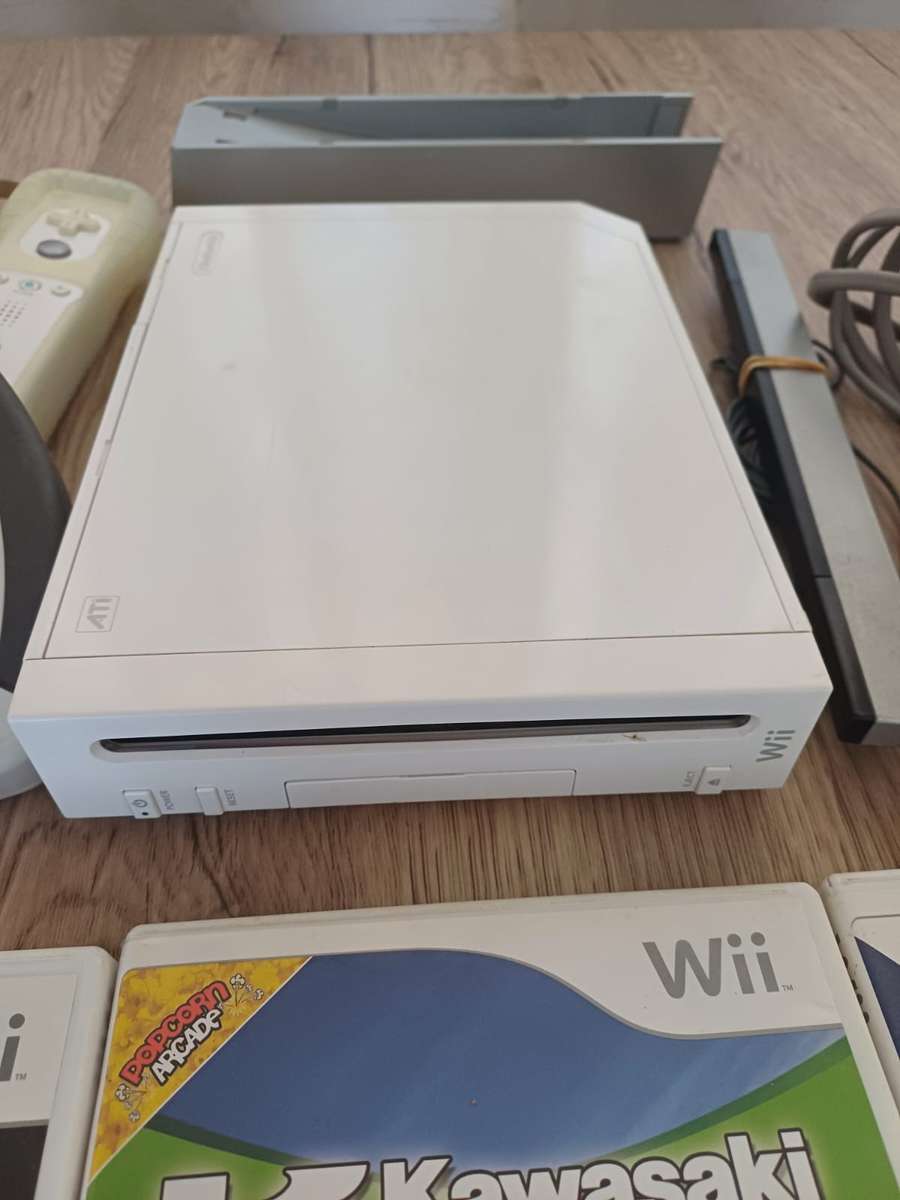 Wii complete system with 5 games + F1 steering wheel