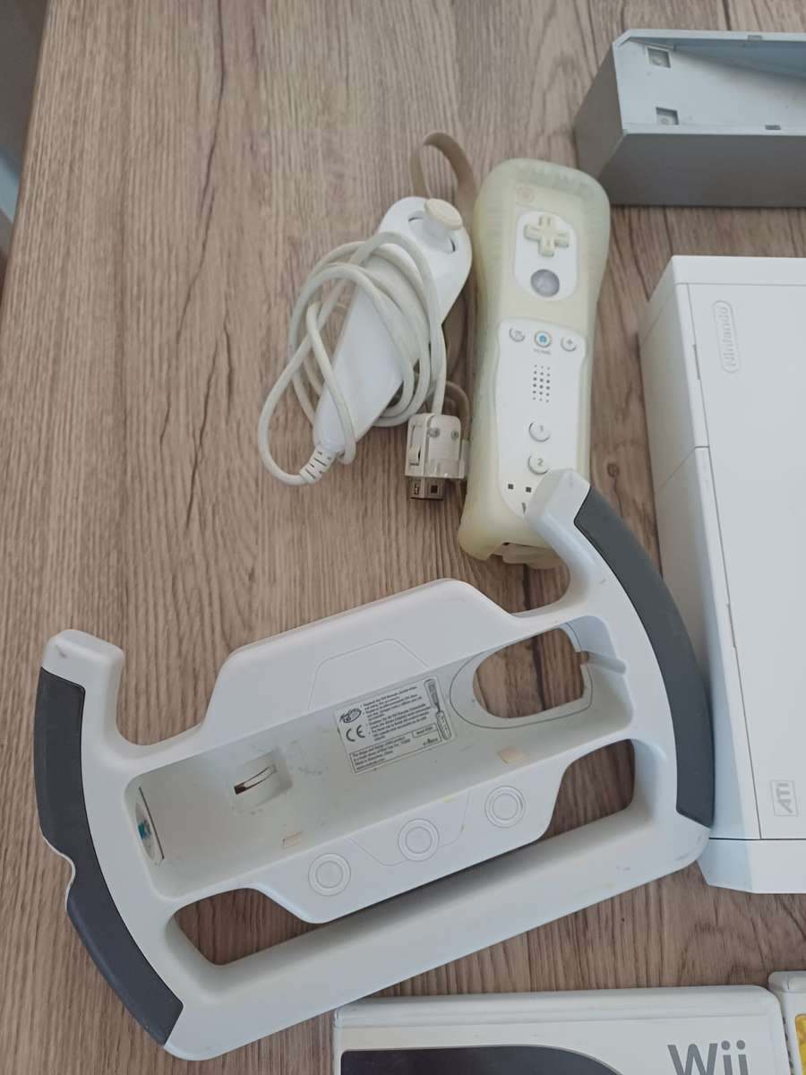 Wii complete system with 5 games + F1 steering wheel