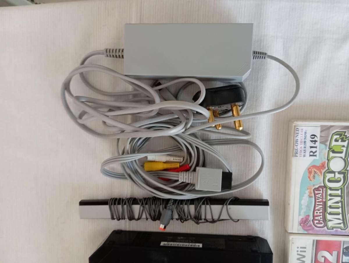 wii console complete with 5 games