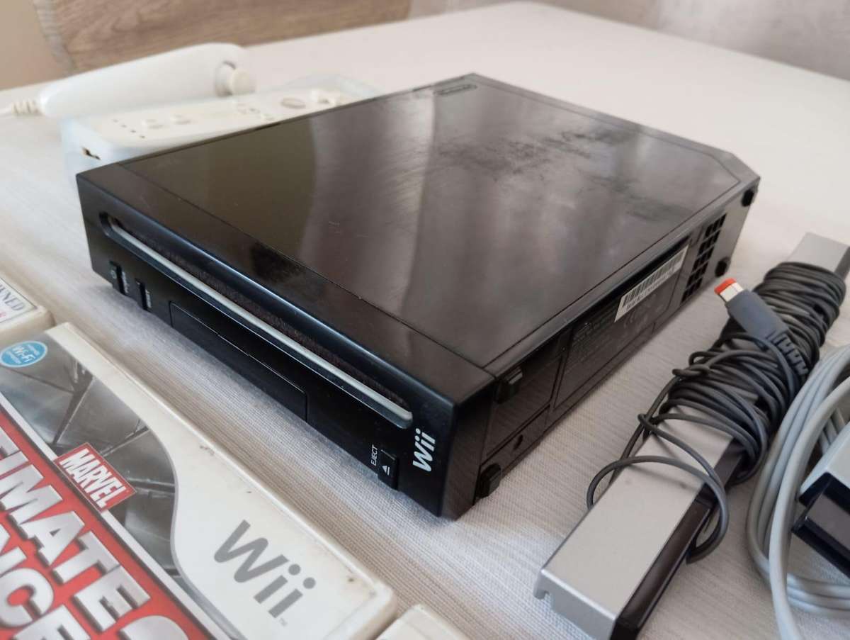 wii console complete with 5 games