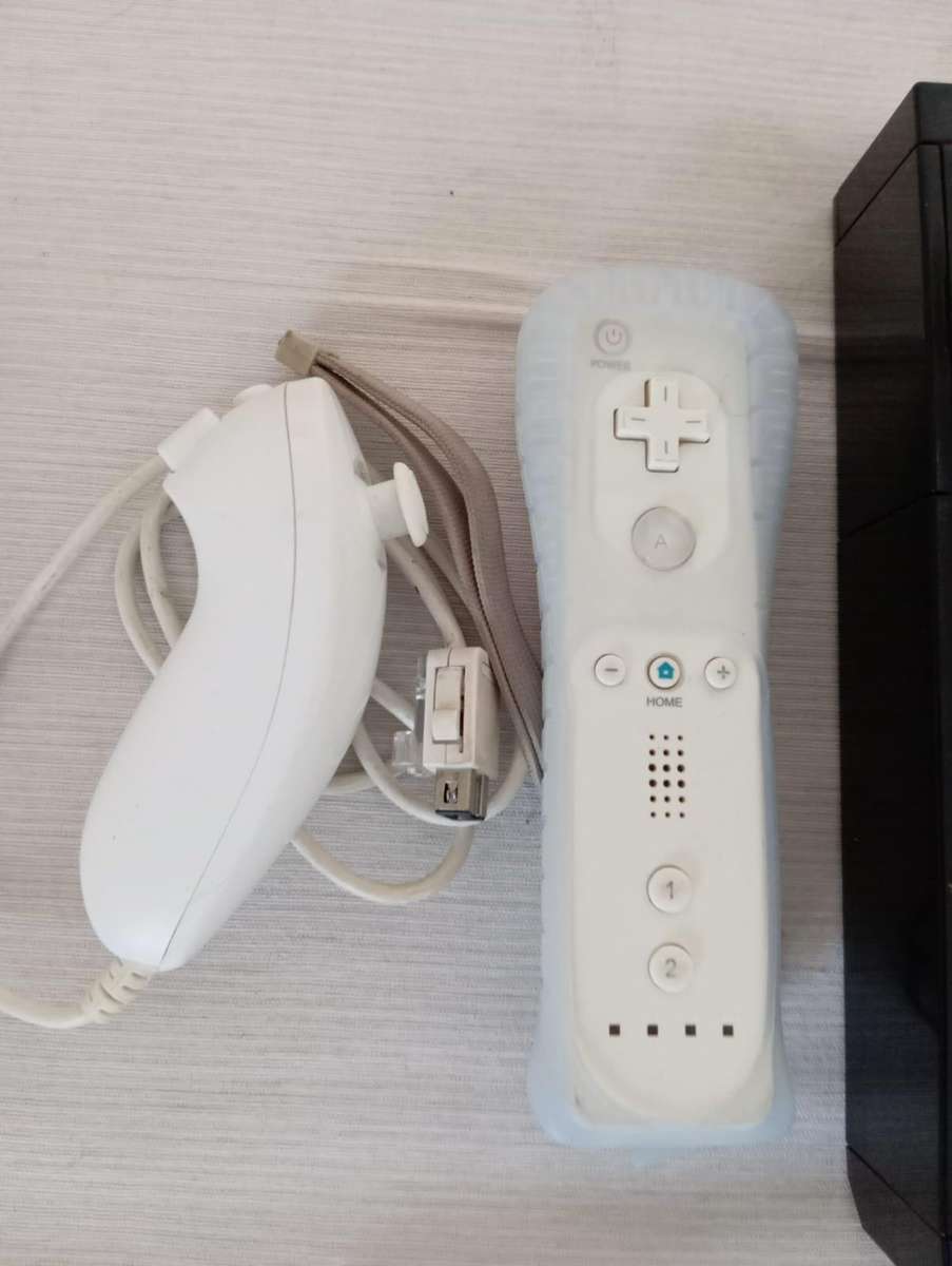 wii console complete with 5 games