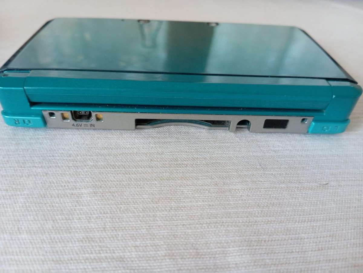 Nintendo 3ds console with original charger and memory card / stylus