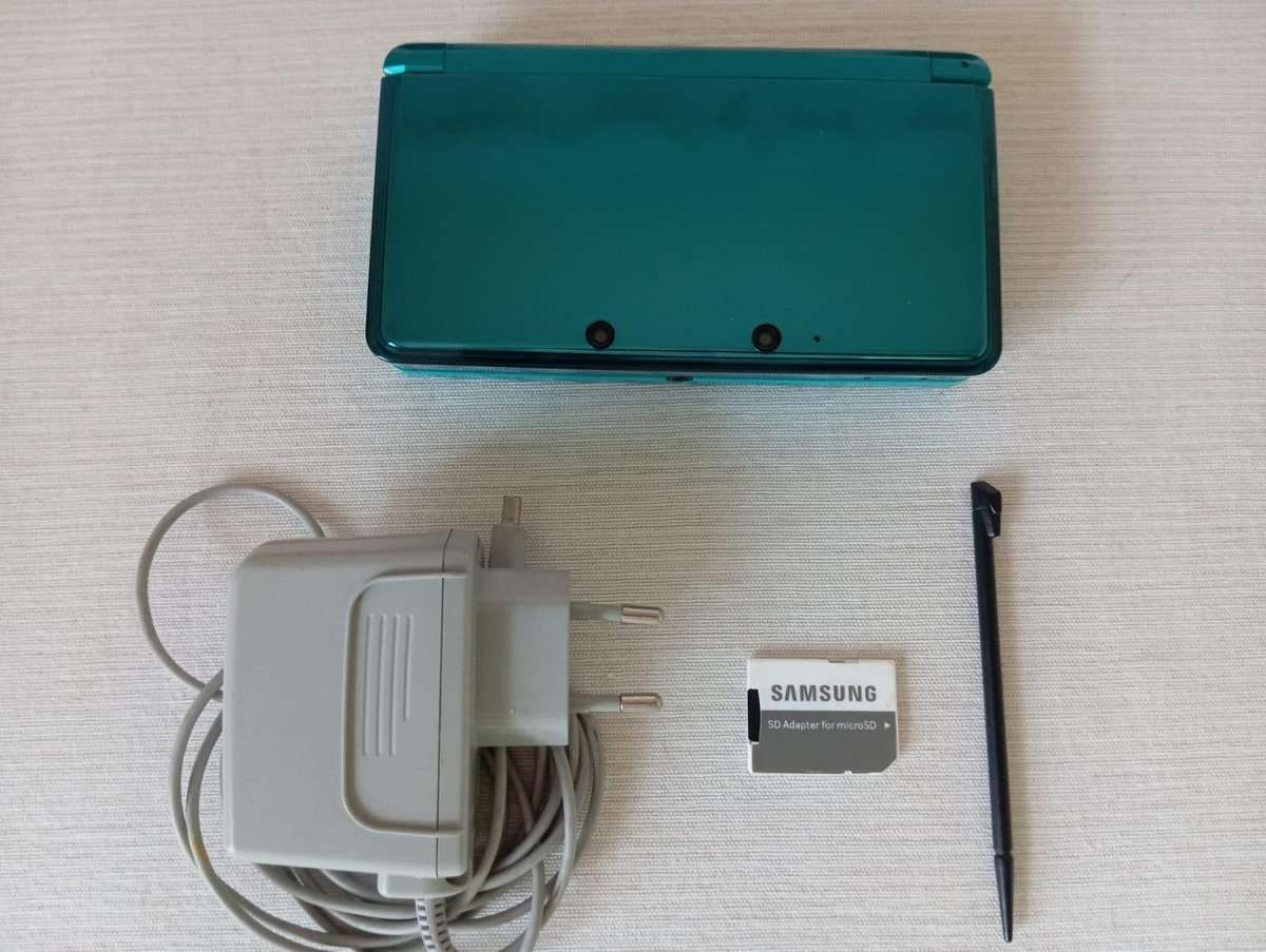Nintendo 3ds console with original charger and memory card / stylus