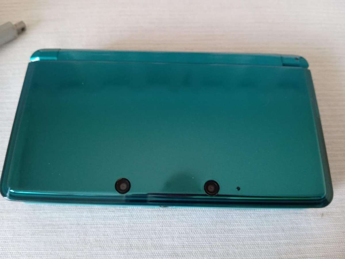 Nintendo 3ds console with original charger and memory card / stylus