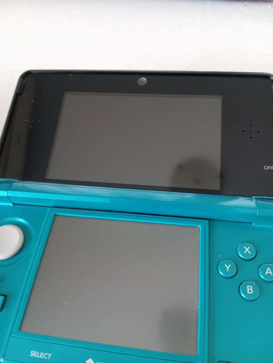 Nintendo 3ds console with original charger and memory card / stylus