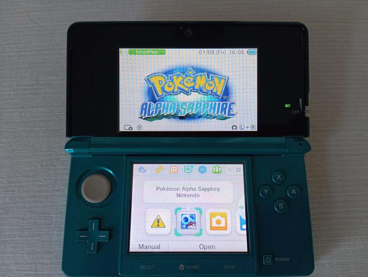 Nintendo 3ds console with original charger and memory card / stylus