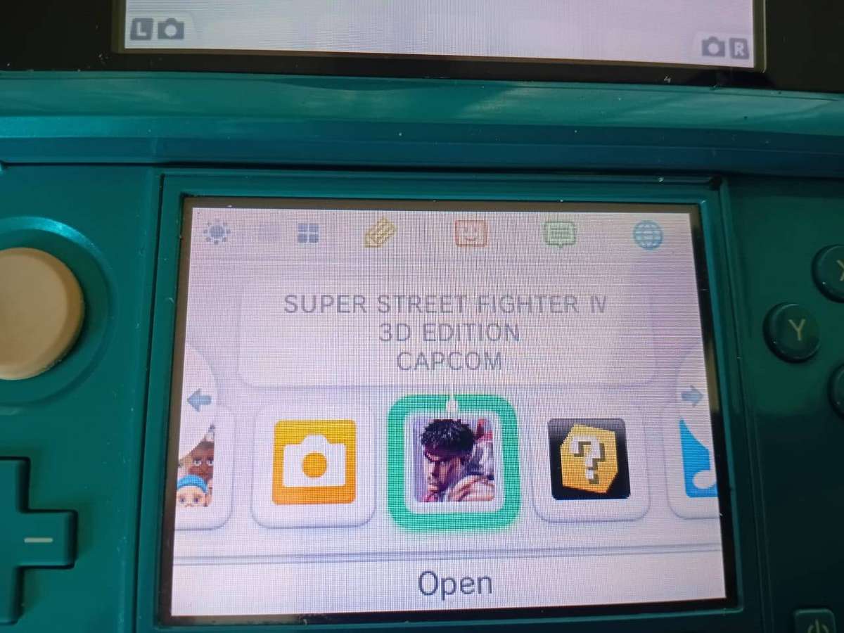 Nintendo 3ds console with original charger /stylus + game