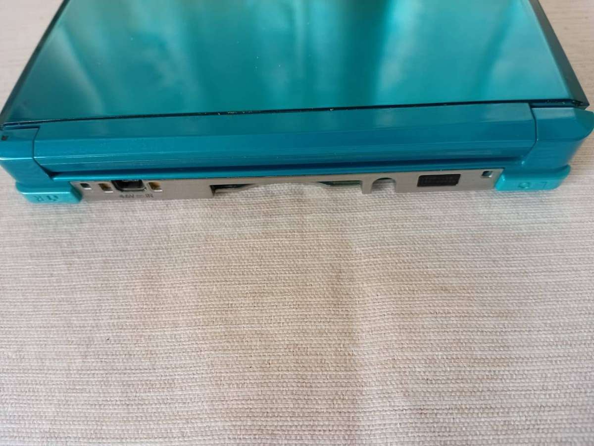 Nintendo 3ds console with original charger /stylus + game