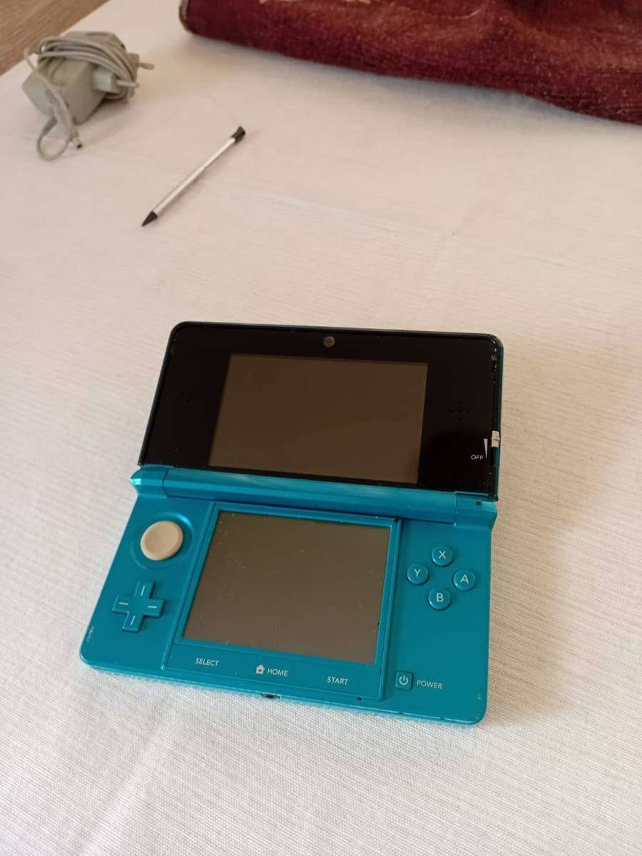 Nintendo 3ds console with original charger /stylus + game