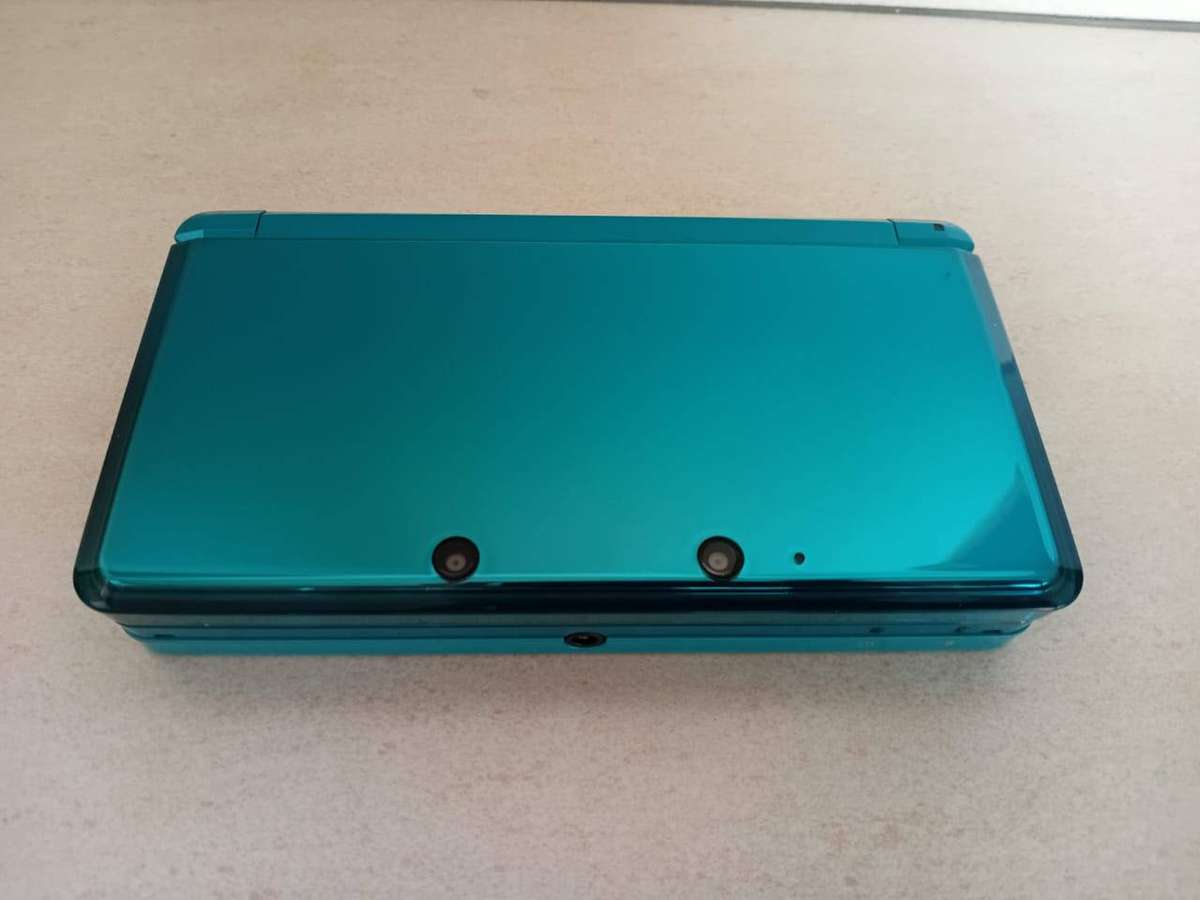 Nintendo 3ds console with original charger /stylus + game