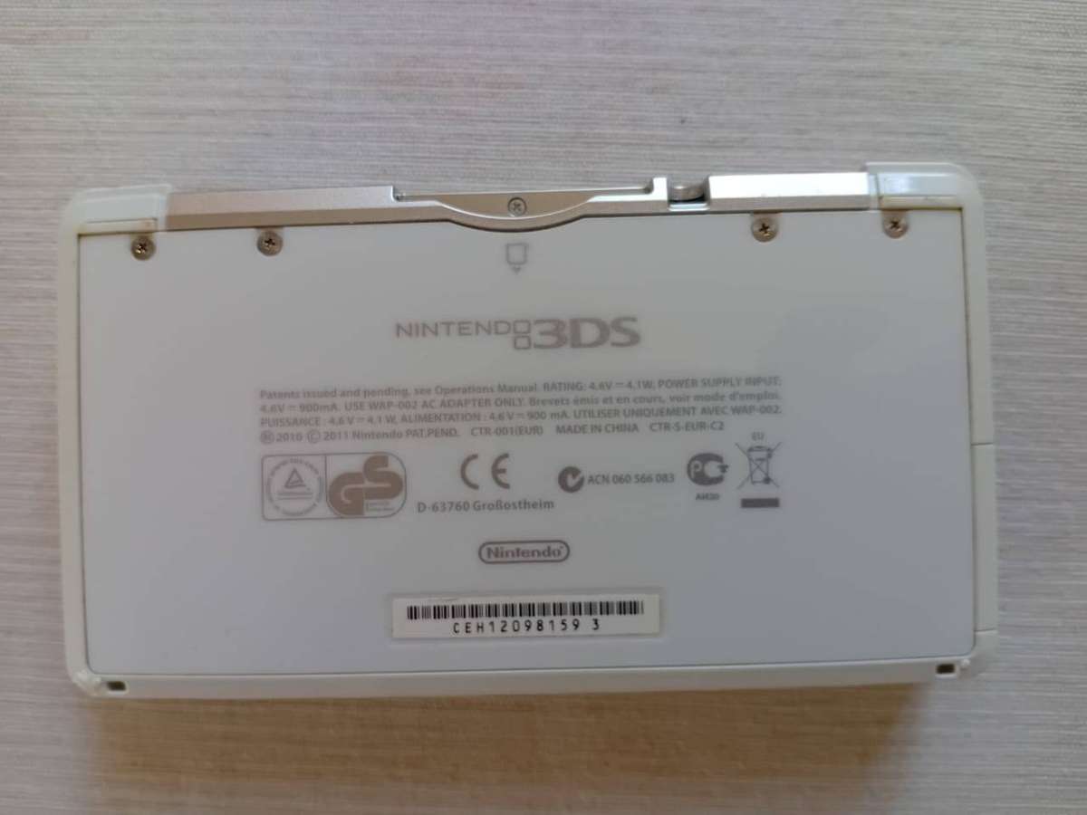 Nintendo 3ds console with original charger /stylus + game