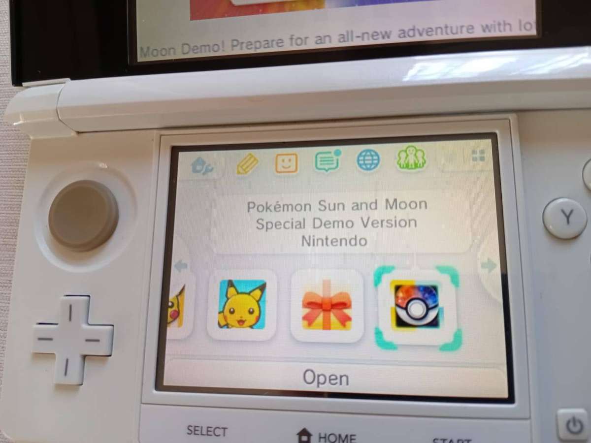 Nintendo 3ds console with original charger /stylus + game