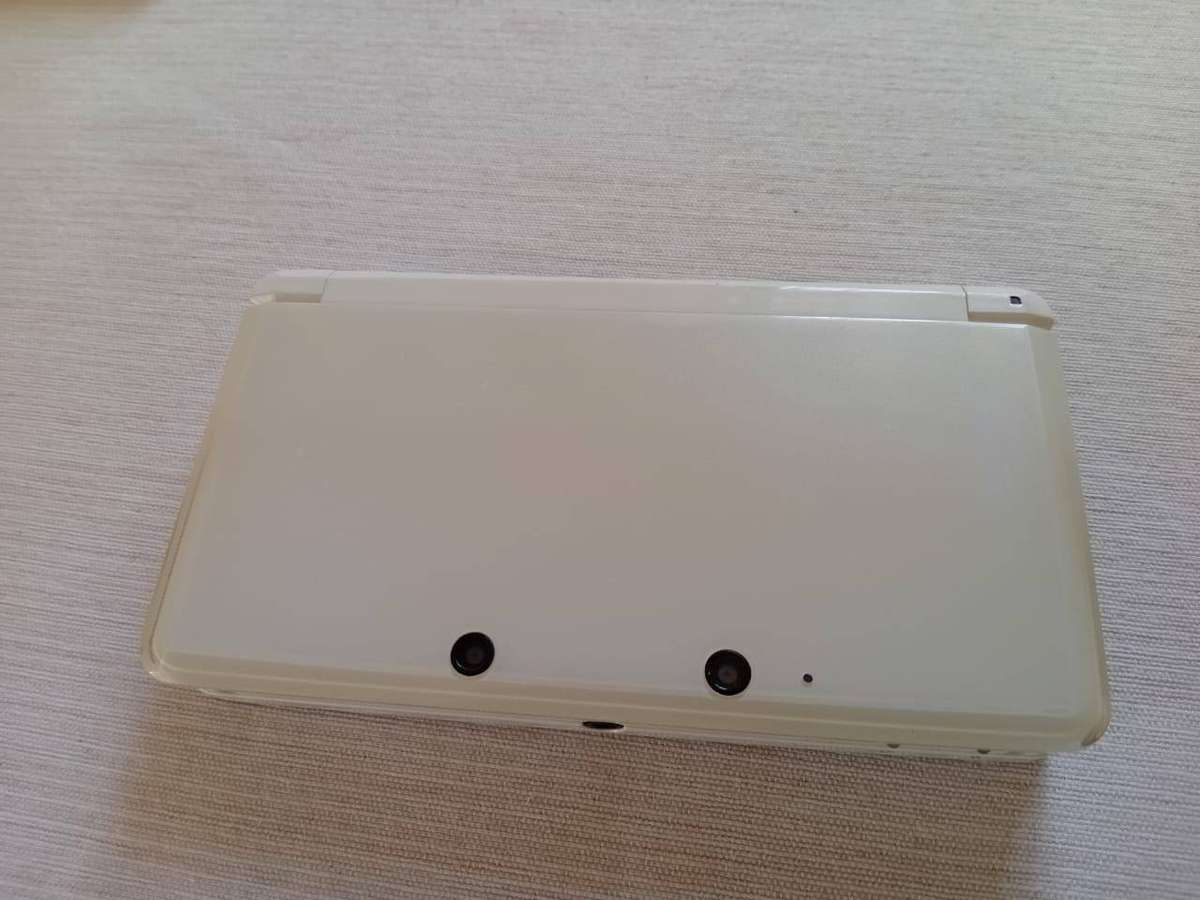 Nintendo 3ds console with original charger /stylus + game