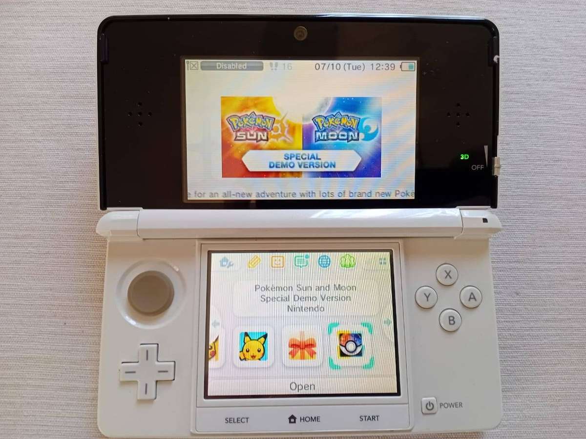Nintendo 3ds console with original charger /stylus + game