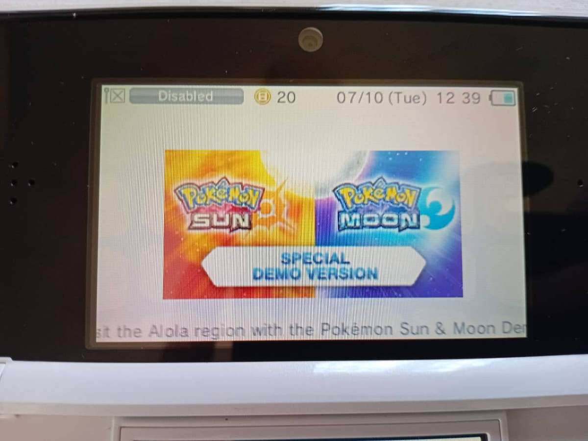 Nintendo 3ds console with original charger /stylus + game