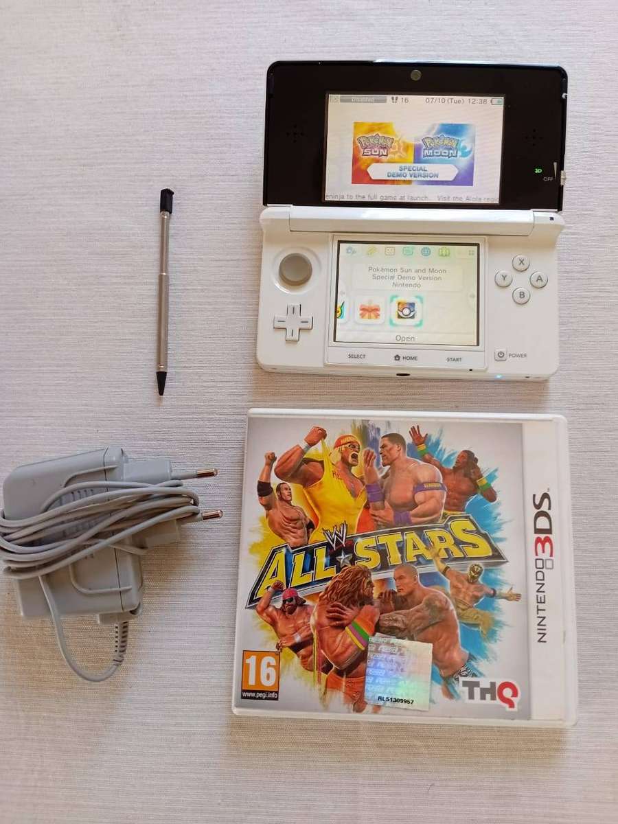 Nintendo 3ds console with original charger /stylus + game